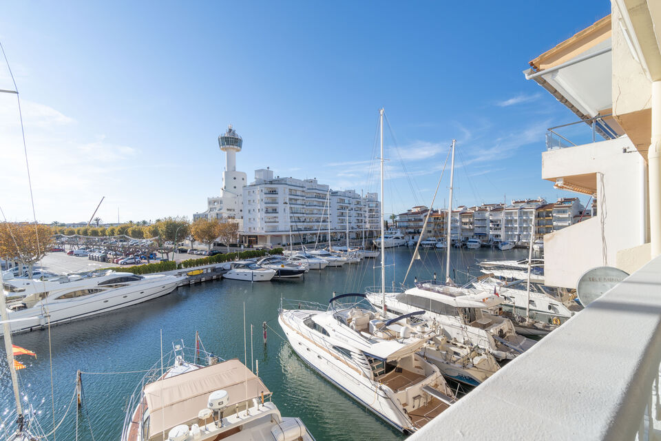 Fantástico apartamento completamente renovado en venta en Empuriabrava. HUT: SI