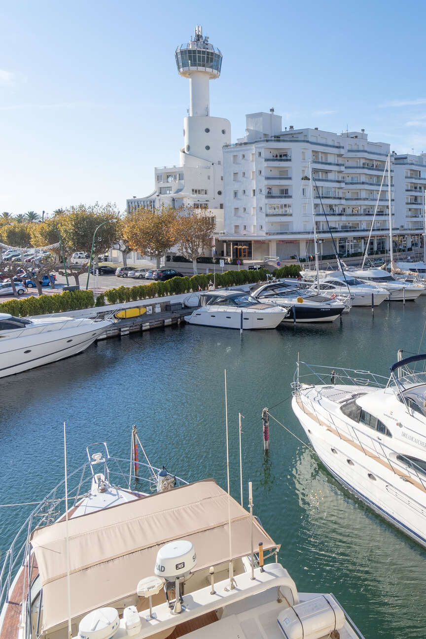 Fantastique appartement entièrement rénové à vendre à Empuriabrava