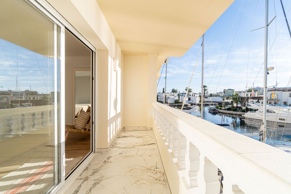 Fantástico apartamento completamente renovado en venta en Empuriabrava. HUT: SI