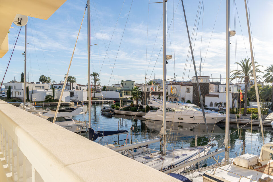 Fantástico apartamento completamente renovado en venta en Empuriabrava. HUT: SI