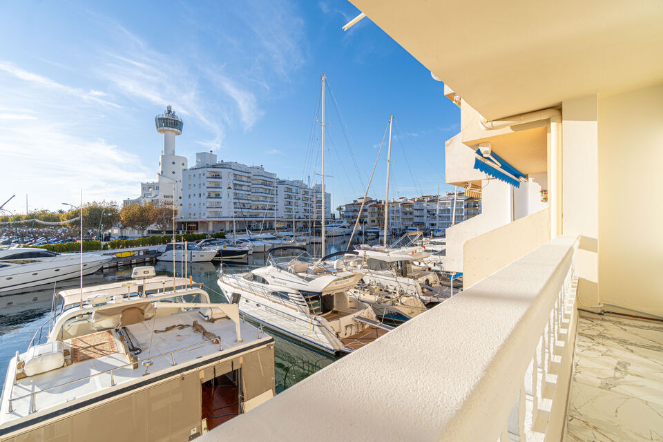 Fantástico apartamento completamente renovado en venta en Empuriabrava. HUT: SI