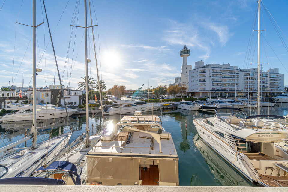 Fantástico apartamento completamente renovado en venta en Empuriabrava. HUT: SI