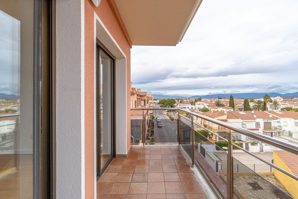 Fantástico  apartamento con vistas al mar en Empuriabrava