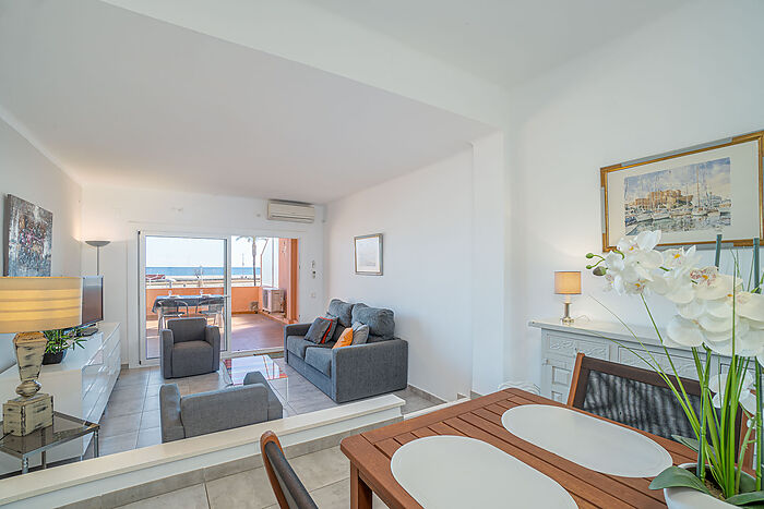 Espléndido apartamento con amplia terraza frente al mar.