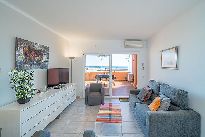 Espléndido apartamento con amplia terraza frente al mar.