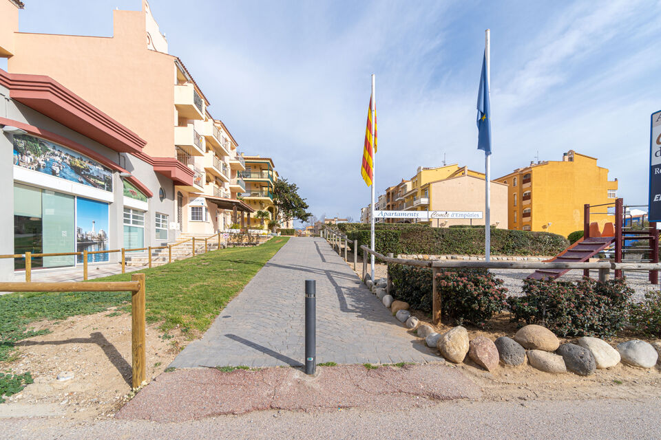 Wohnung nur wenige Schritte vom Strand entfernt mit Parkplatz. Genießen Sie die Meeresbrise, ohne si