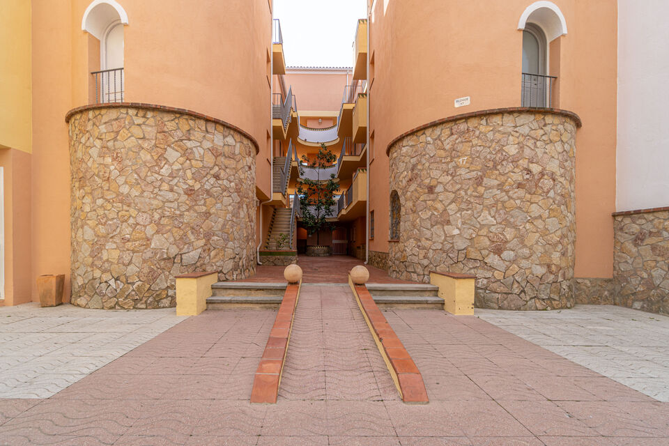 Apartamento a pocos pasos de la playa con estacionamiento incluido. ¡Disfruta del brisa marina ¡