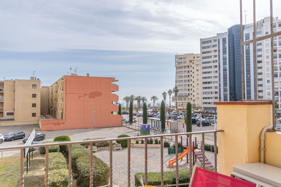 Appartement à quelques pas de la plage avec parking inclus. Profitez de la brise marine sans vous so