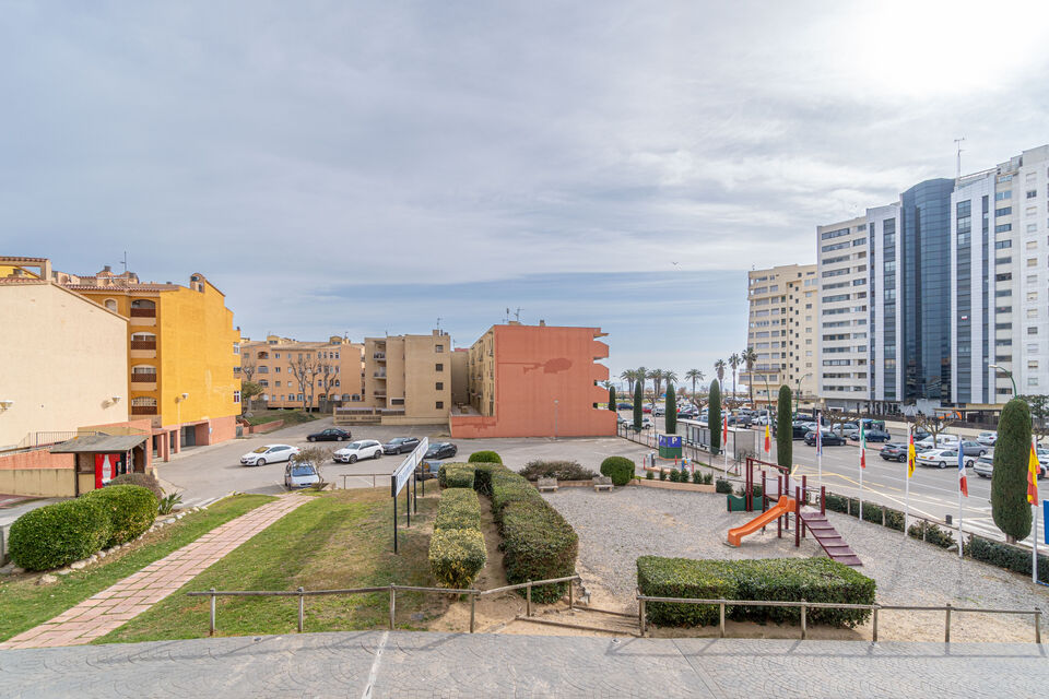 Apartamento a pocos pasos de la playa con estacionamiento incluido. ¡Disfruta del brisa marina ¡