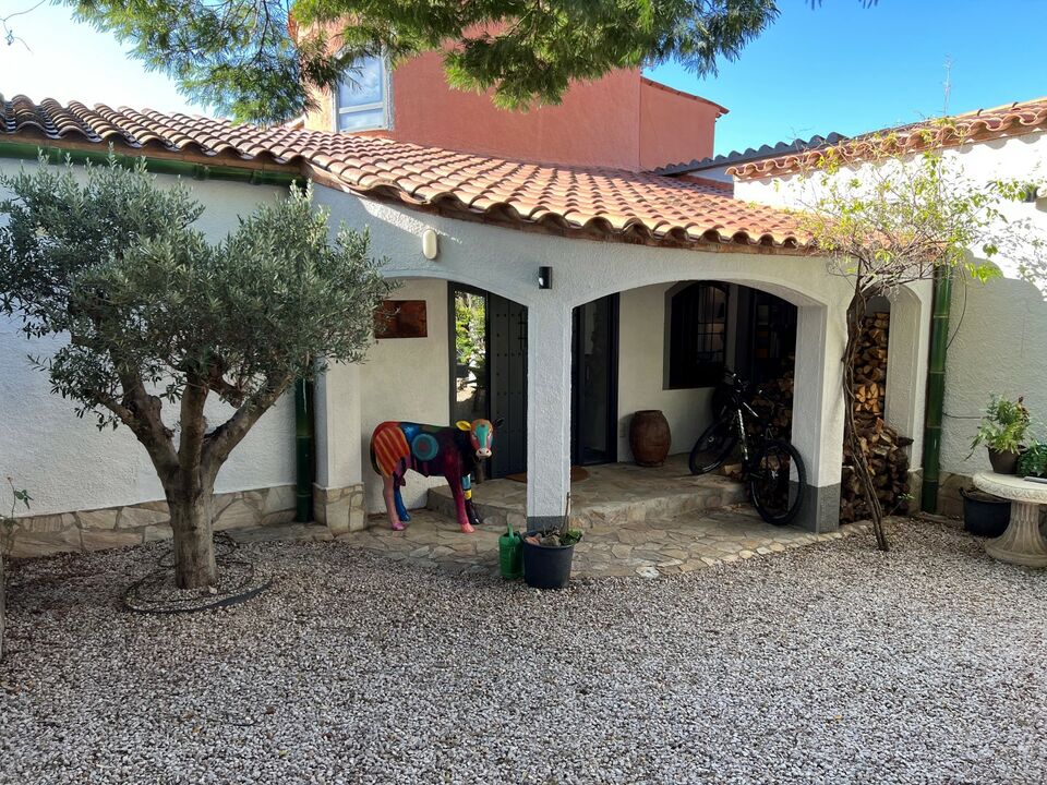 ¡Encantadora casa con refrescante piscina!