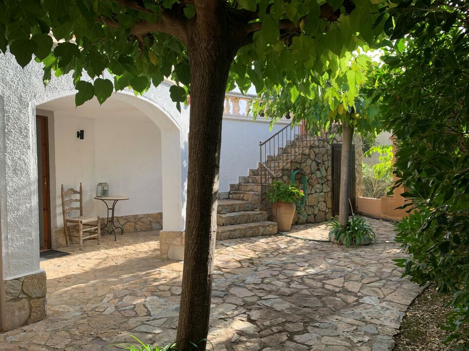 ¡Encantadora casa con refrescante piscina!