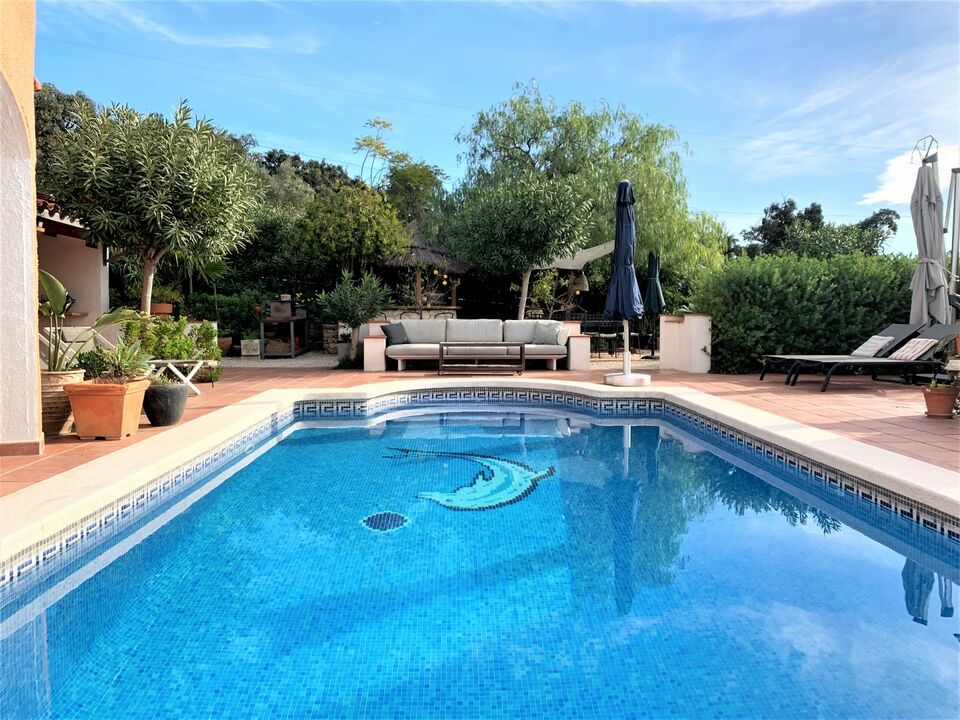 ¡Encantadora casa con refrescante piscina!