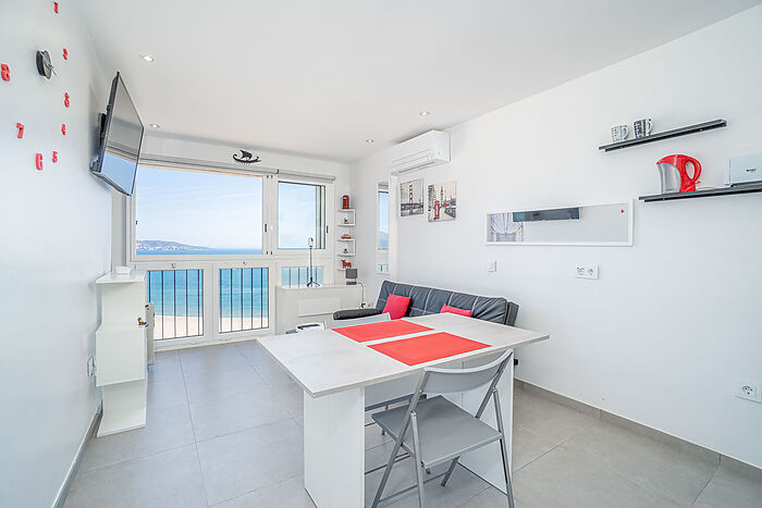 Estudio tipo cabina en venta con vista al mar, ¡ideal para disfrutar de la playa todos los días!