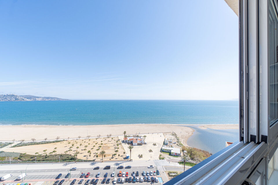 Estudio tipo cabina en venta con vista al mar, ¡ideal para disfrutar de la playa todos los días!