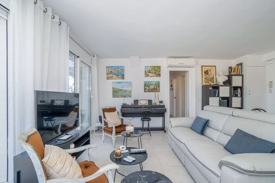 Exclusive penthouse for sale at the Empuriabrava Yacht Club. Enjoy panoramic  views from the comfort