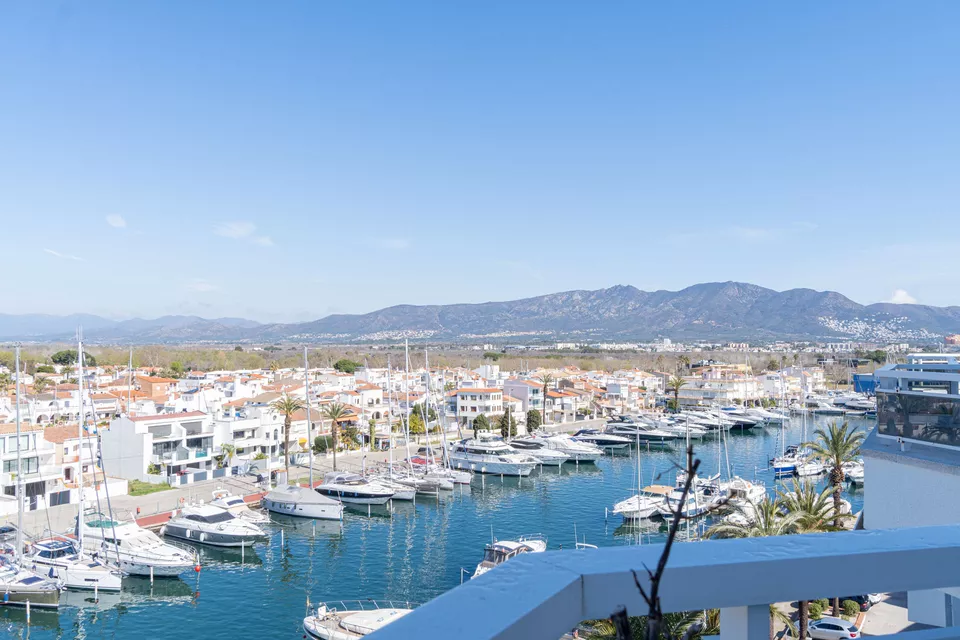 Exclusive penthouse for sale at the Empuriabrava Yacht Club. Enjoy panoramic  views from the comfort