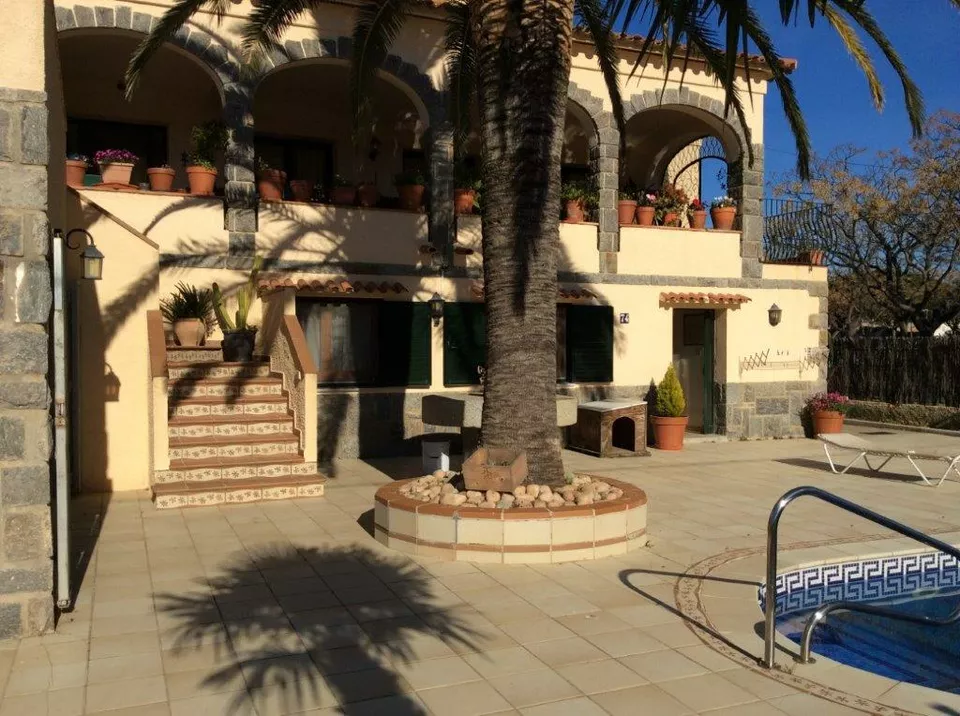 Villa en Requesens con piscina y 3 terrazas