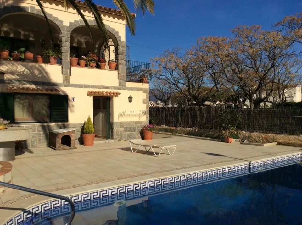 Villa in Requesens with pool and 3 terraces