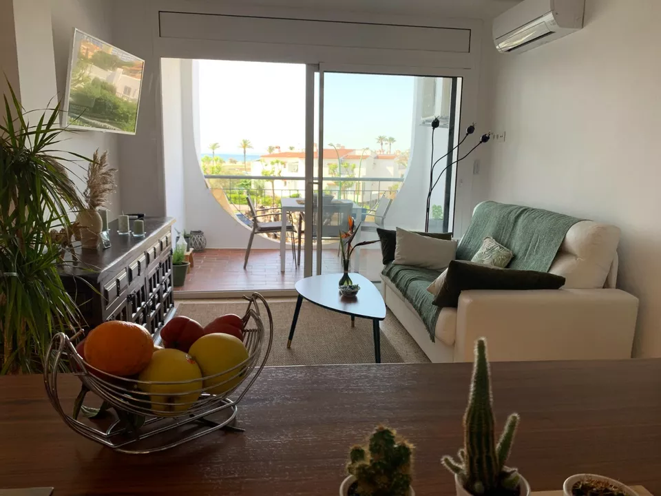 Studio for sale near the beach and shopping center. Seize this unique opportunity. Contact us now!