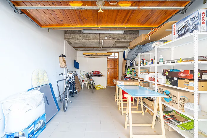 House for sale in Empuriabrava, with mooring and garage. Your ideal retreat awaits!