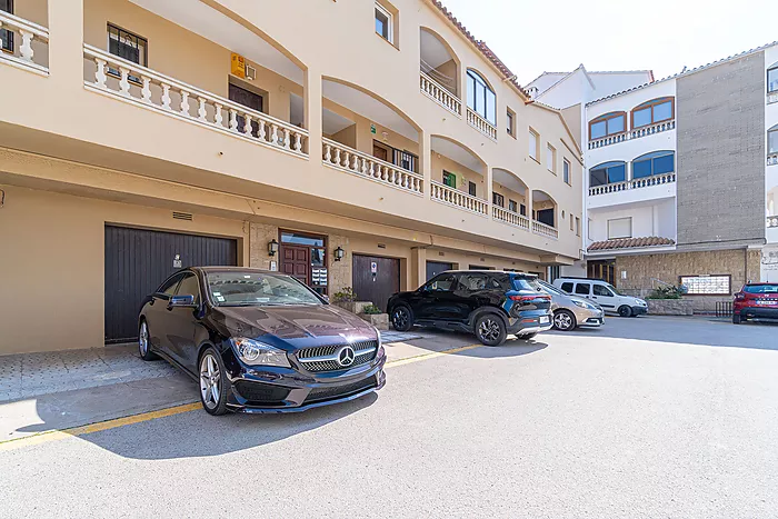 House for sale in Empuriabrava, with mooring and garage. Your ideal retreat awaits!