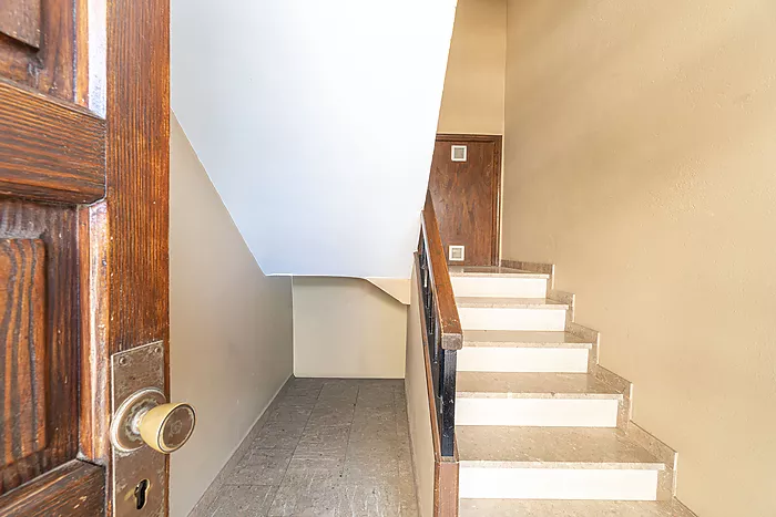 House for sale in Empuriabrava, with mooring and garage. Your ideal retreat awaits!