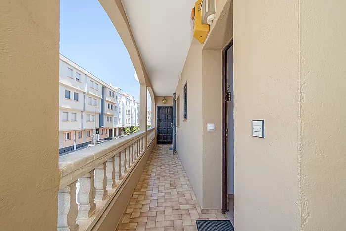 House for sale in Empuriabrava, with mooring and garage. Your ideal retreat awaits!