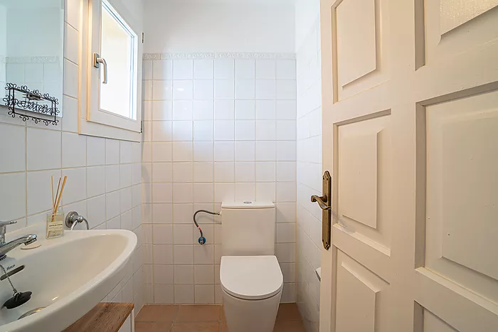 House for sale in Empuriabrava, with mooring and garage. Your ideal retreat awaits!