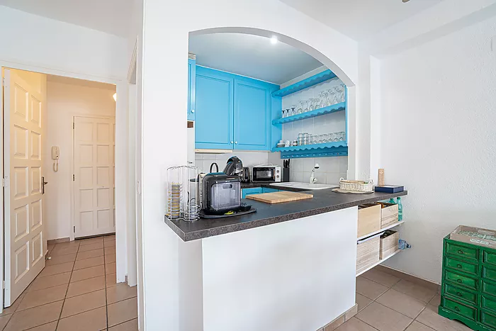 House for sale in Empuriabrava, with mooring and garage. Your ideal retreat awaits!