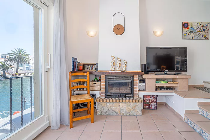 House for sale in Empuriabrava, with mooring and garage. Your ideal retreat awaits!