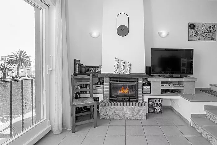 House for sale in Empuriabrava, with mooring and garage. Your ideal retreat awaits!