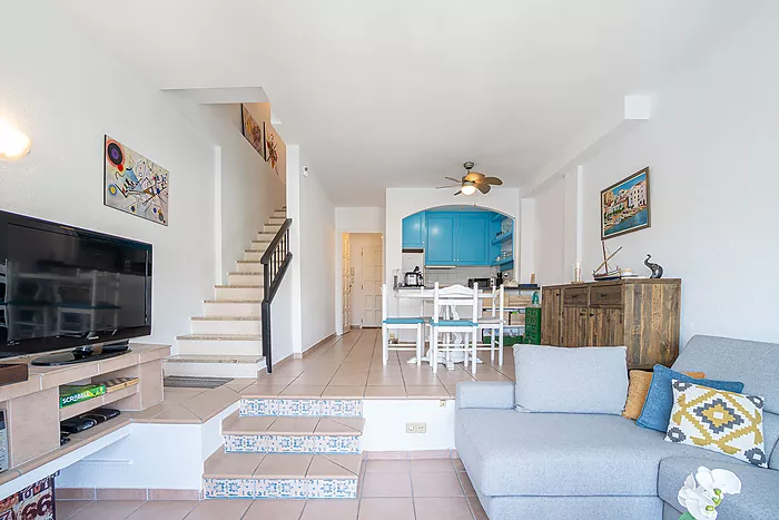 House for sale in Empuriabrava, with mooring and garage. Your ideal retreat awaits!