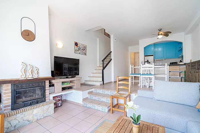 House for sale in Empuriabrava, with mooring and garage. Your ideal retreat awaits!