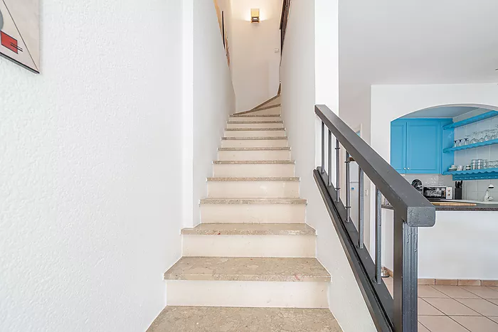 House for sale in Empuriabrava, with mooring and garage. Your ideal retreat awaits!