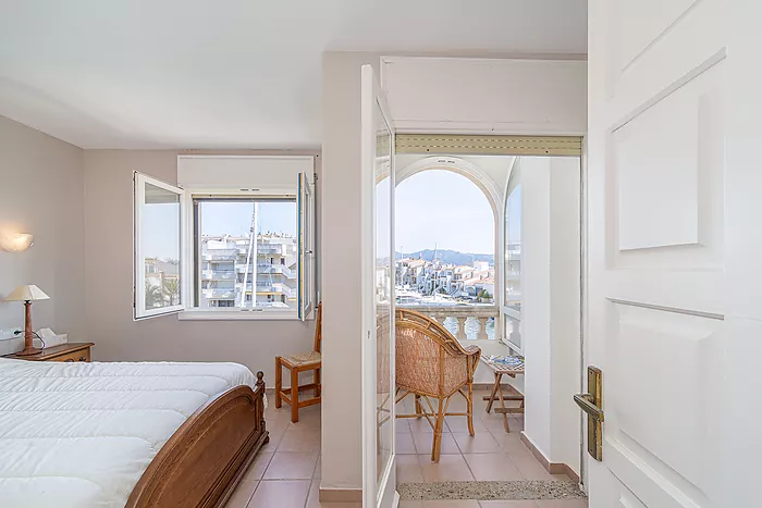 House for sale in Empuriabrava, with mooring and garage. Your ideal retreat awaits!