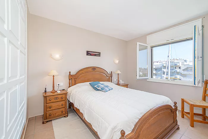 House for sale in Empuriabrava, with mooring and garage. Your ideal retreat awaits!