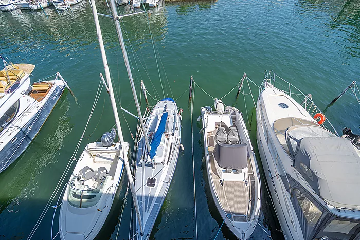 House for sale in Empuriabrava, with mooring and garage. Your ideal retreat awaits!