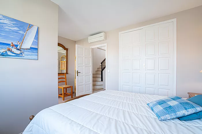 House for sale in Empuriabrava, with mooring and garage. Your ideal retreat awaits!