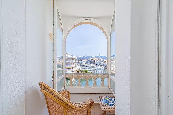 House for sale in Empuriabrava, with mooring and garage. Your ideal retreat awaits!