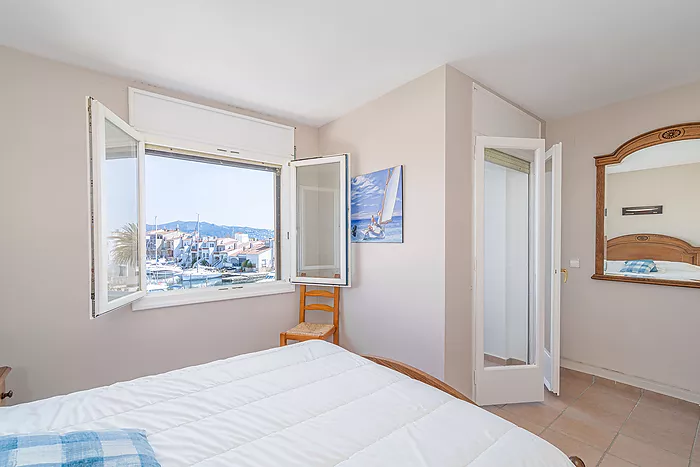 House for sale in Empuriabrava, with mooring and garage. Your ideal retreat awaits!