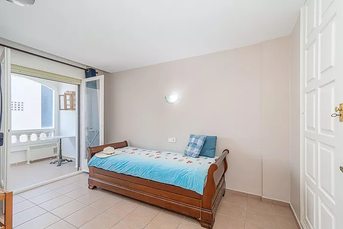 House for sale in Empuriabrava, with mooring and garage. Your ideal retreat awaits!