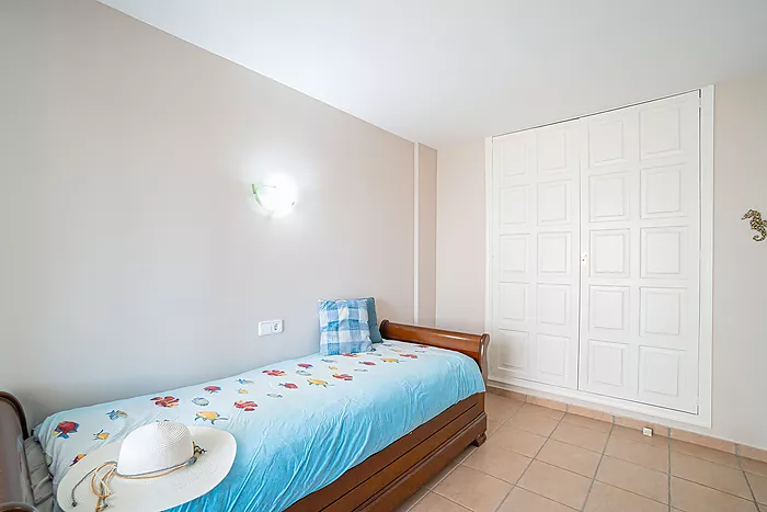 House for sale in Empuriabrava, with mooring and garage. Your ideal retreat awaits!