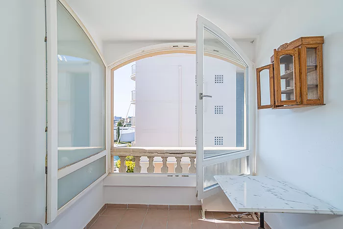 House for sale in Empuriabrava, with mooring and garage. Your ideal retreat awaits!