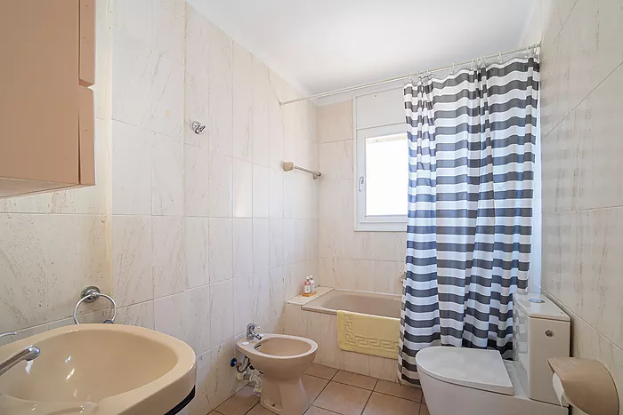 House for sale in Empuriabrava, with mooring and garage. Your ideal retreat awaits!