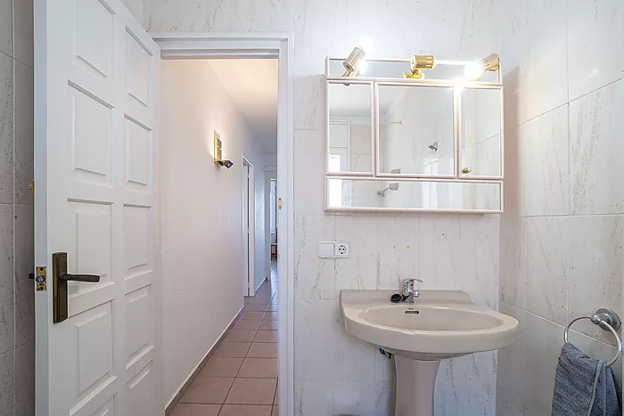 House for sale in Empuriabrava, with mooring and garage. Your ideal retreat awaits!