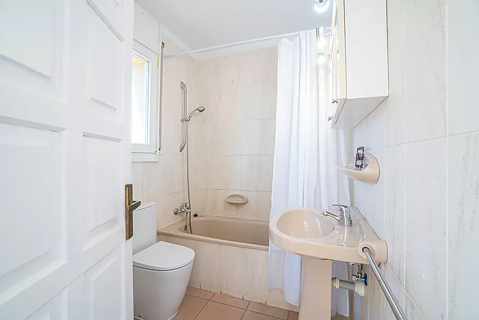 House for sale in Empuriabrava, with mooring and garage. Your ideal retreat awaits!