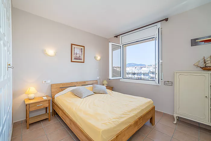 House for sale in Empuriabrava, with mooring and garage. Your ideal retreat awaits!