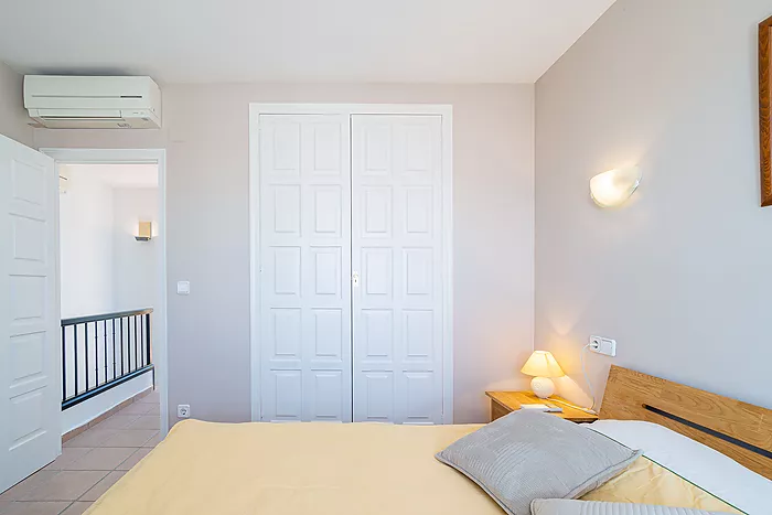 House for sale in Empuriabrava, with mooring and garage. Your ideal retreat awaits!