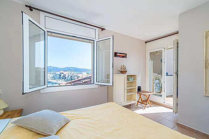 House for sale in Empuriabrava, with mooring and garage. Your ideal retreat awaits!