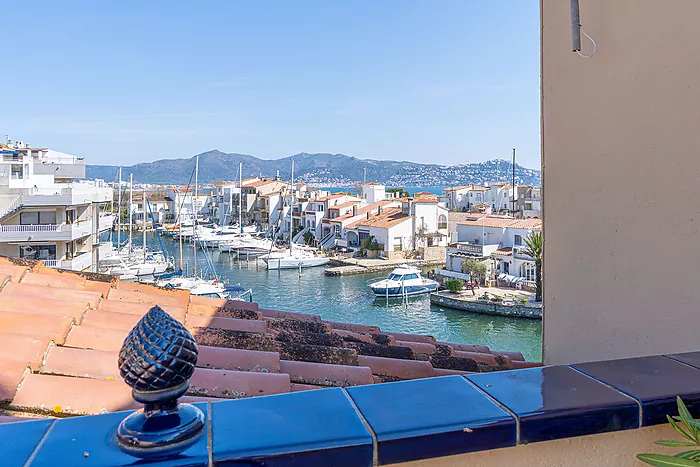 House for sale in Empuriabrava, with mooring and garage. Your ideal retreat awaits!